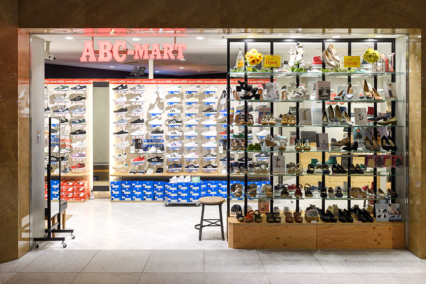 東京駅でコンバースのアイテムが買えるお店 大型靴専門店も Pathee パシー