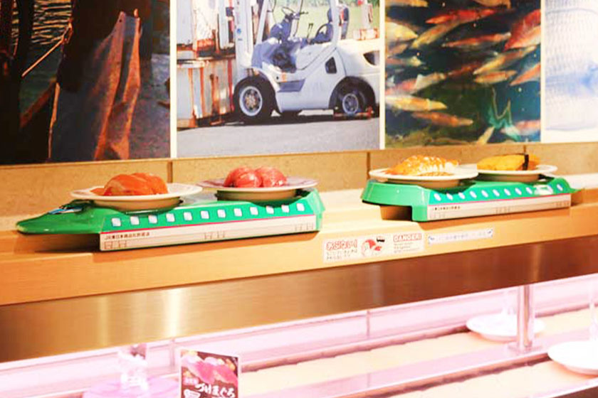 東京駅構内の子連れランチにオススメ『回転寿司 羽田市場』の新幹線レーンの画像